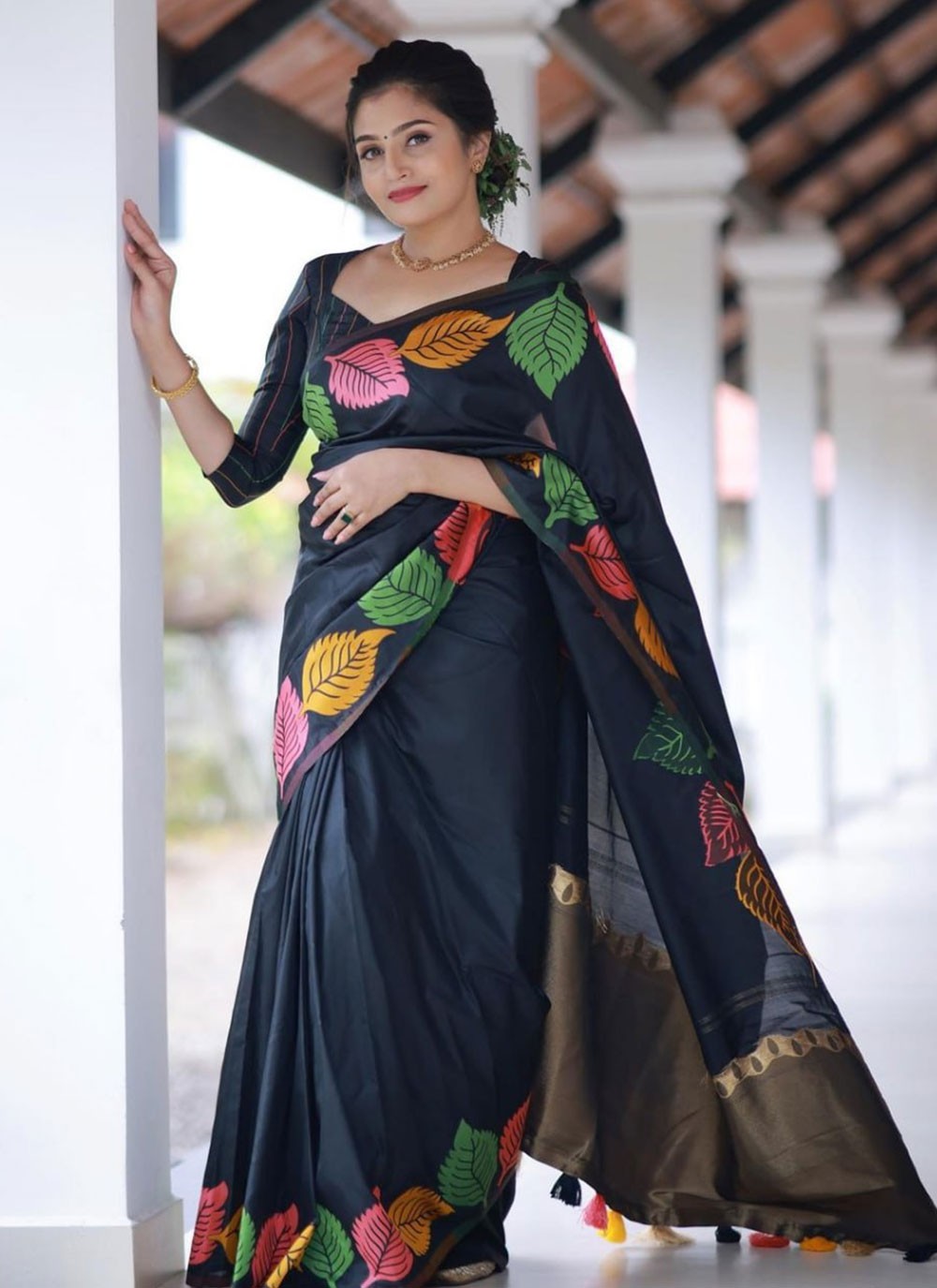 Trendy Weaving Zari Banarasi Silk Saree - S5065