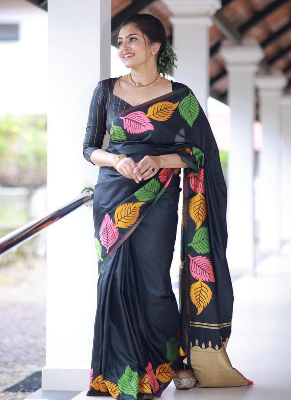 Trendy Weaving Zari Banarasi Silk Saree - S5065