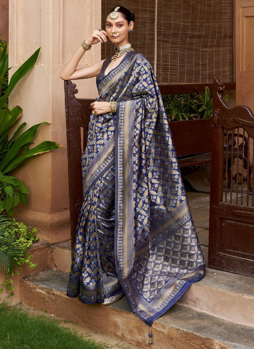 Trendy Jaal Banarasi Silk Grey Saree - S11316