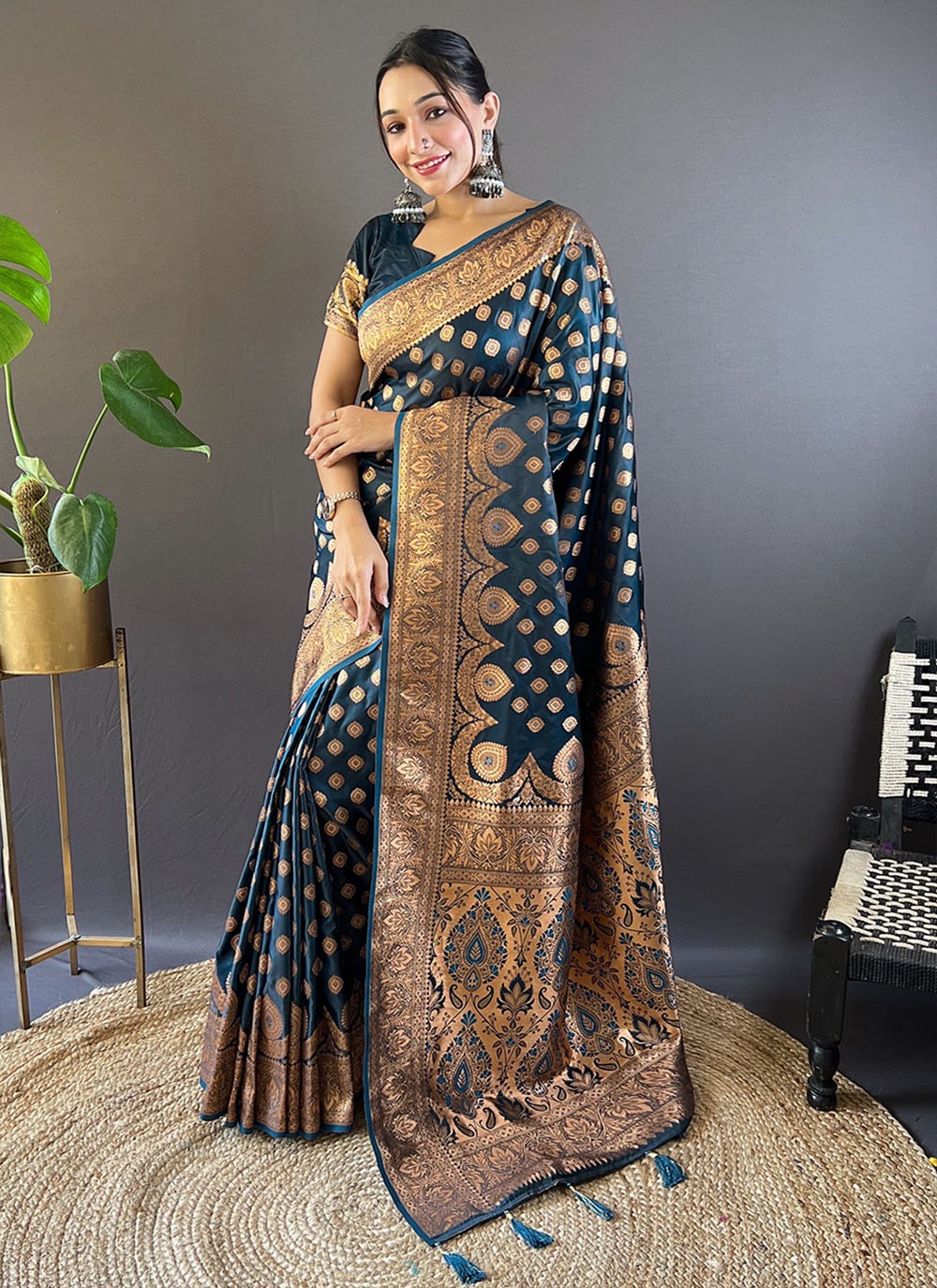 Classic Weaving Zari Banarasi Silk, Satin Saree - S8313