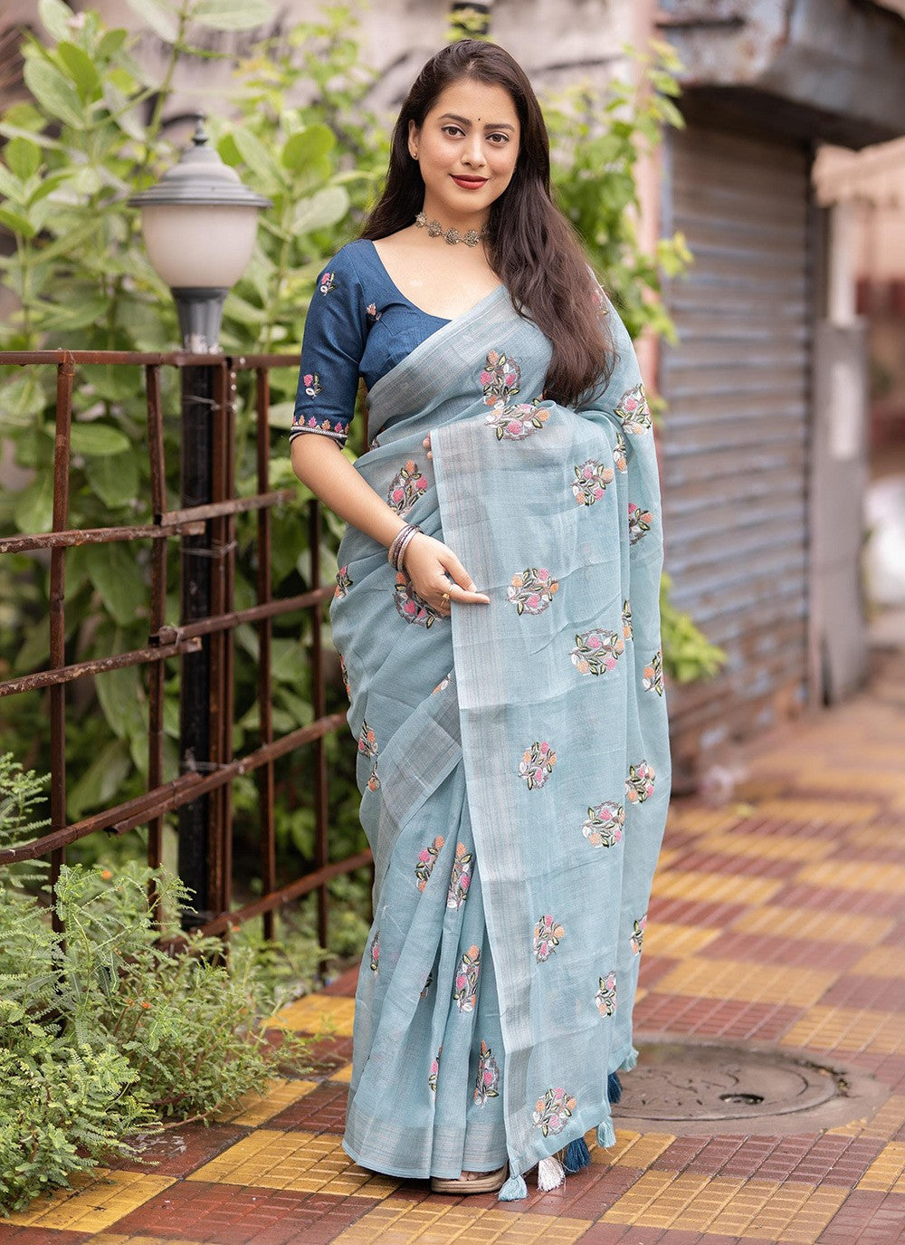 Trendy Embroidered Linen Saree - S5812