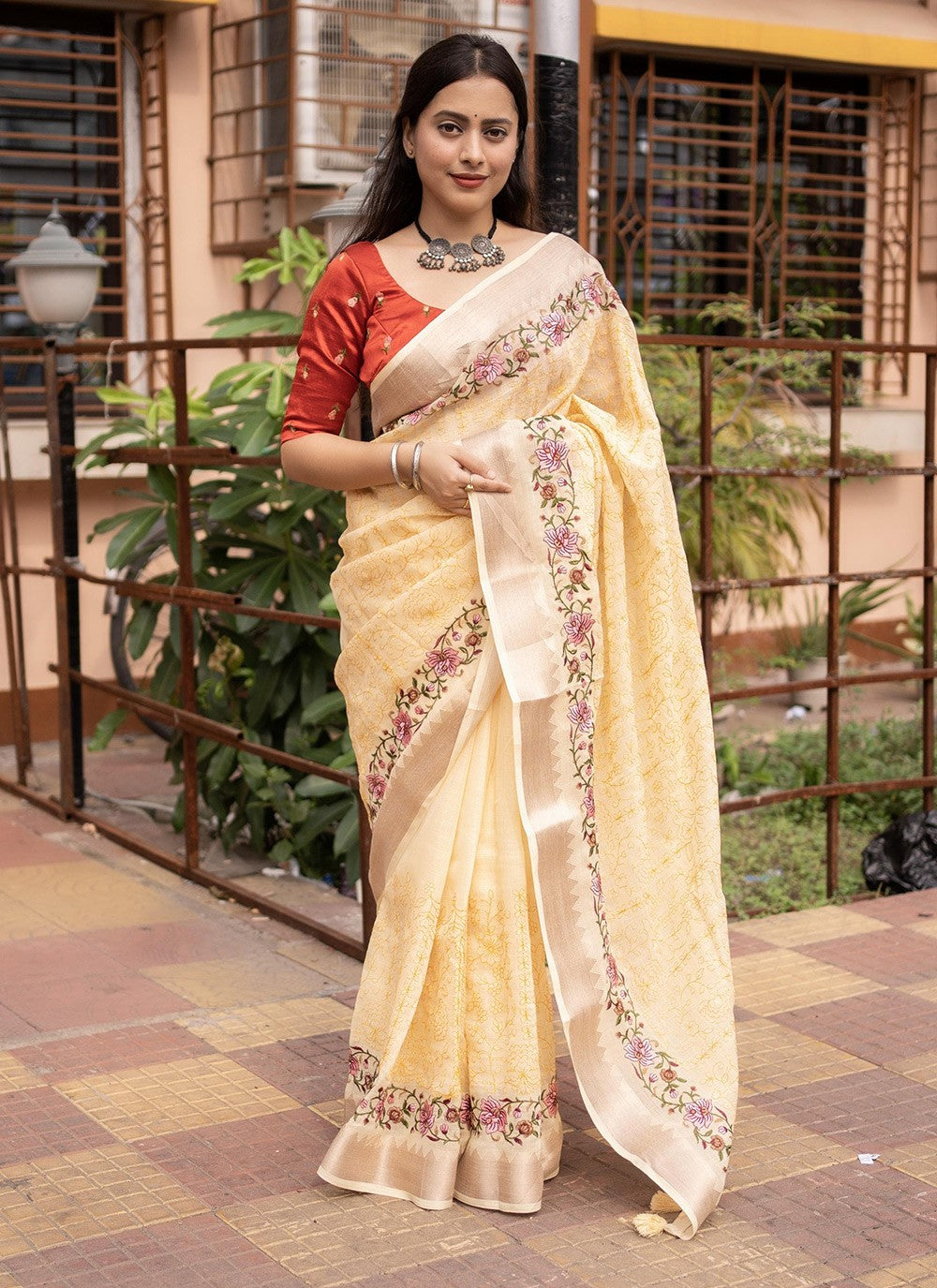 Trendy Embroidered Linen Saree - S5812