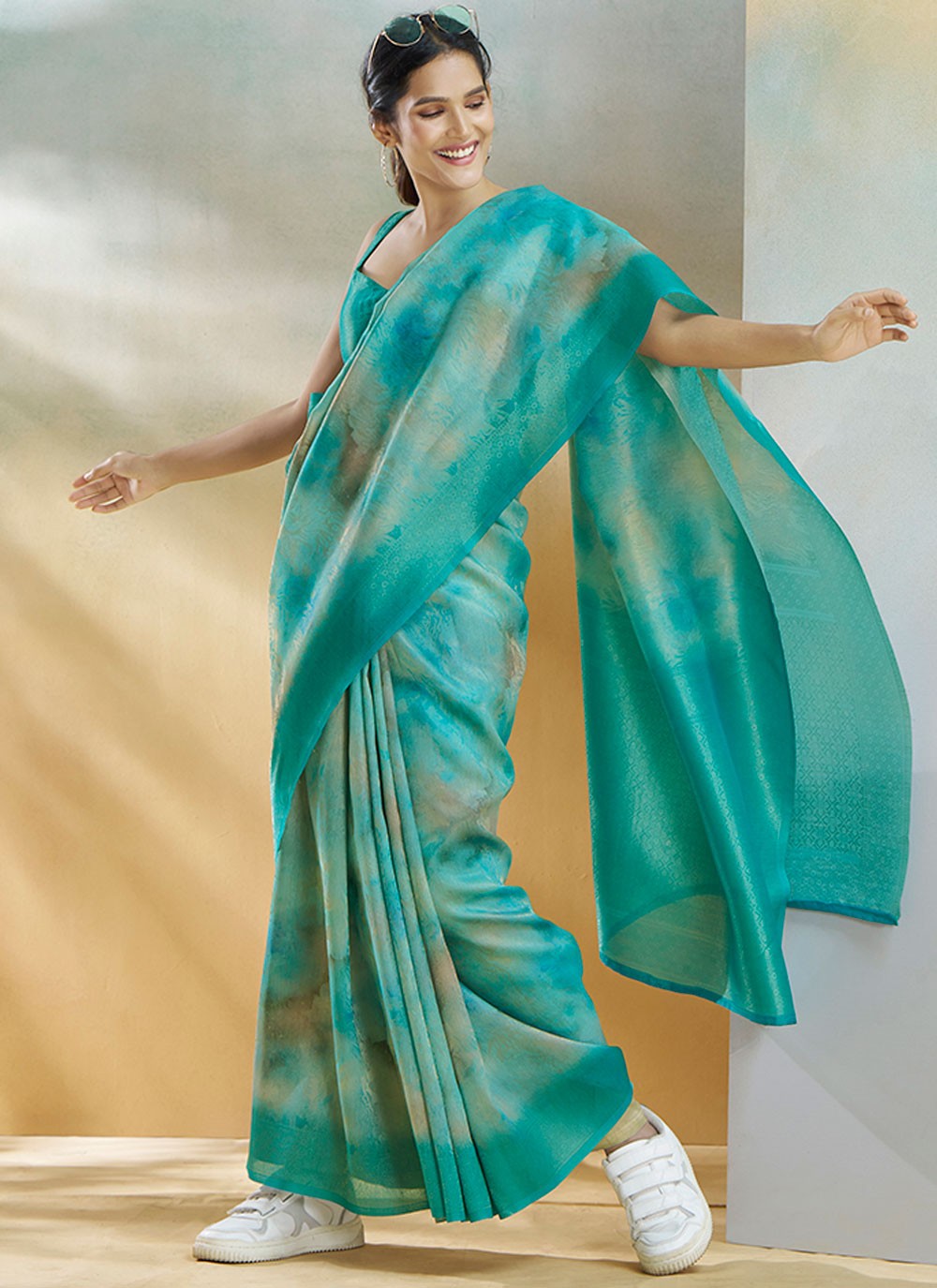 Classic Weaving Zari Handloom Silk Saree - S8913