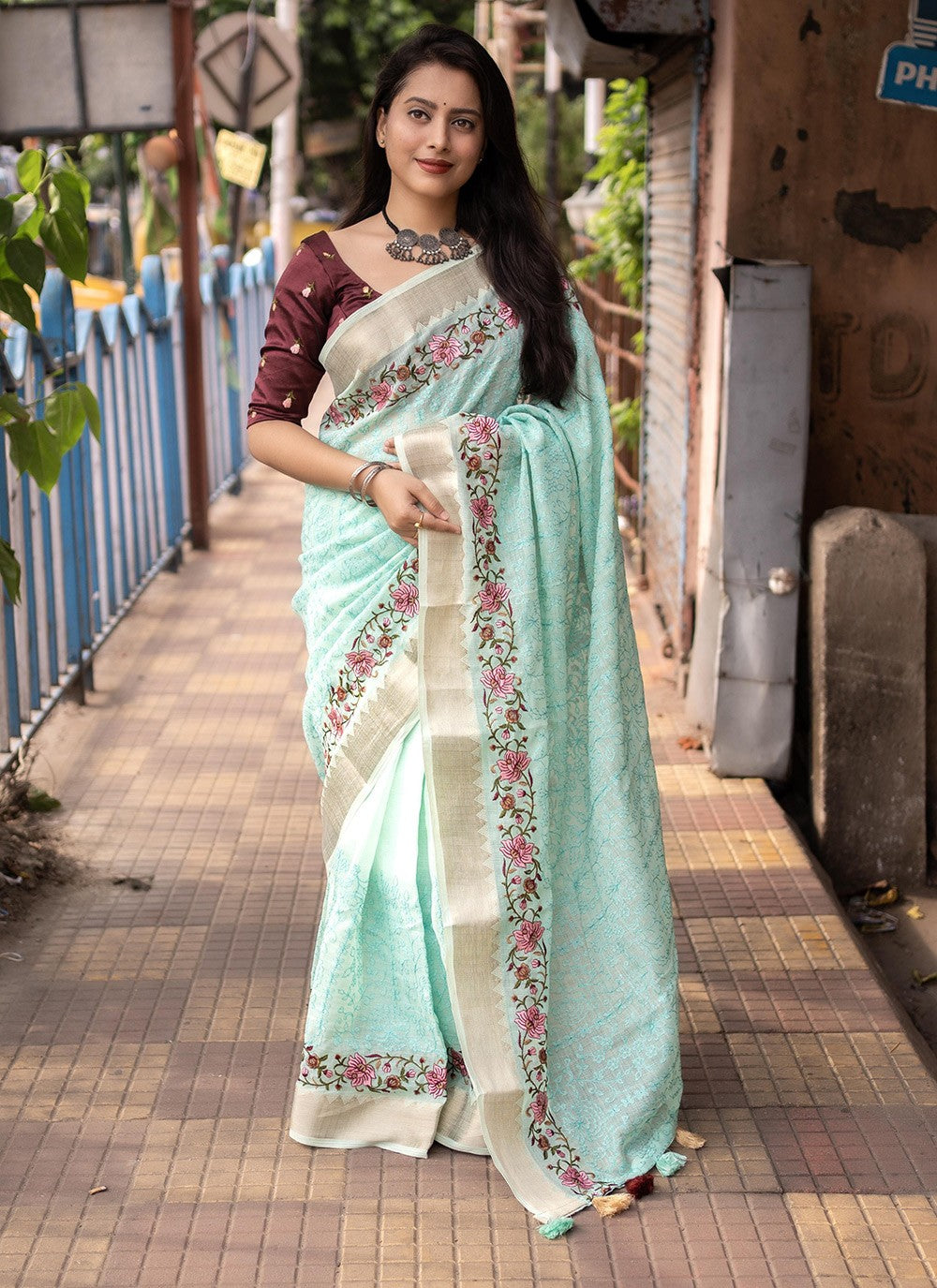 Trendy Embroidered Linen Saree - S5812