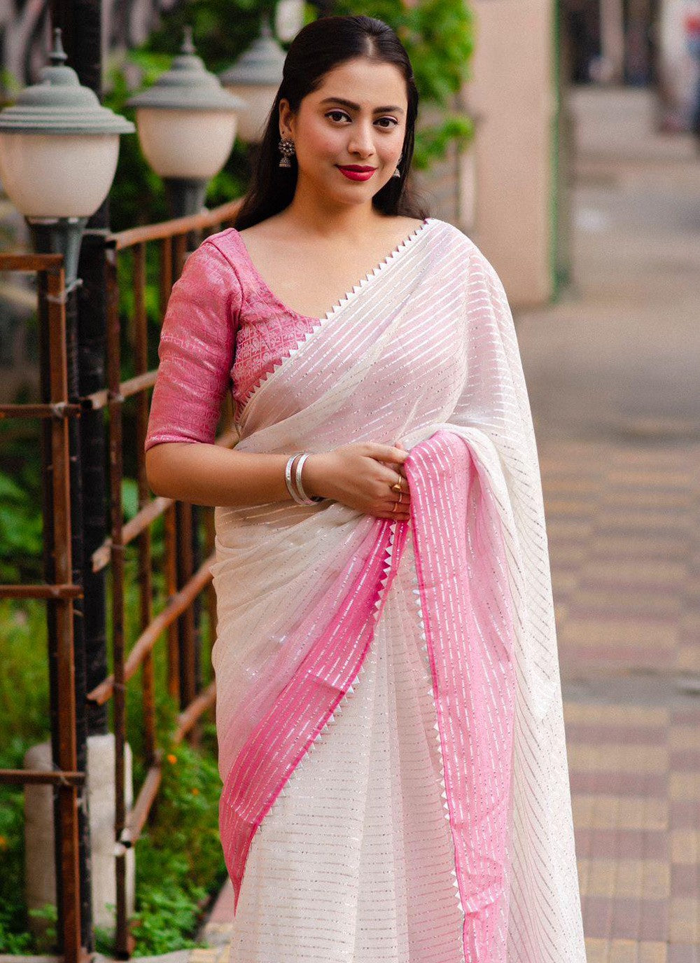 Trendy Embroidered Linen Saree - S5812