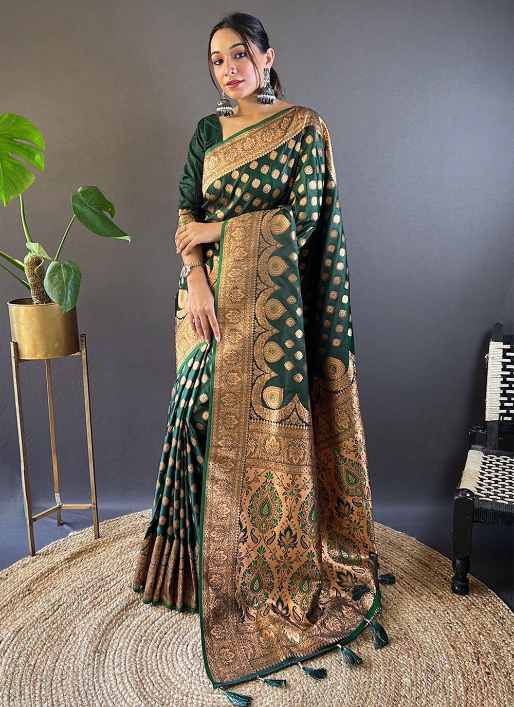 Classic Weaving Zari Banarasi Silk, Satin Saree - S8313