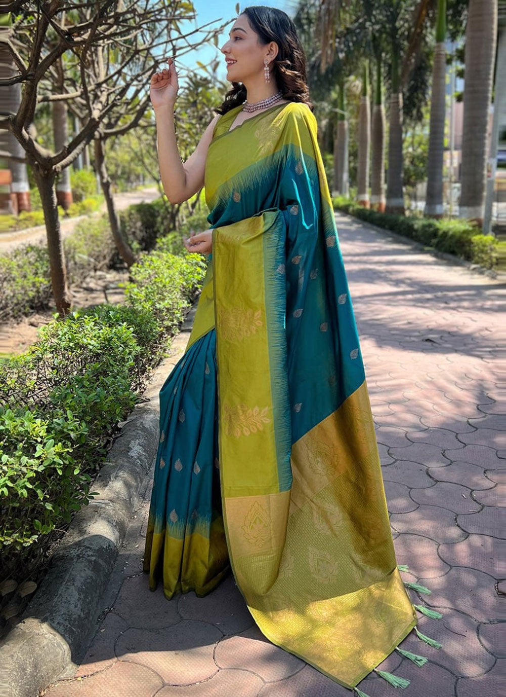 Classic Weaving Zari Banarasi Silk Saree - S7984