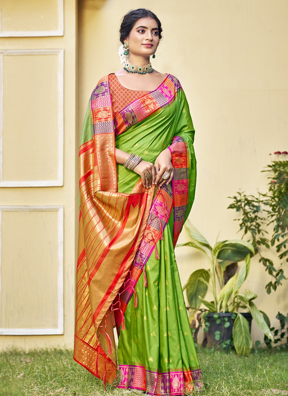 Contemporary Woven Silk Saree - S9829