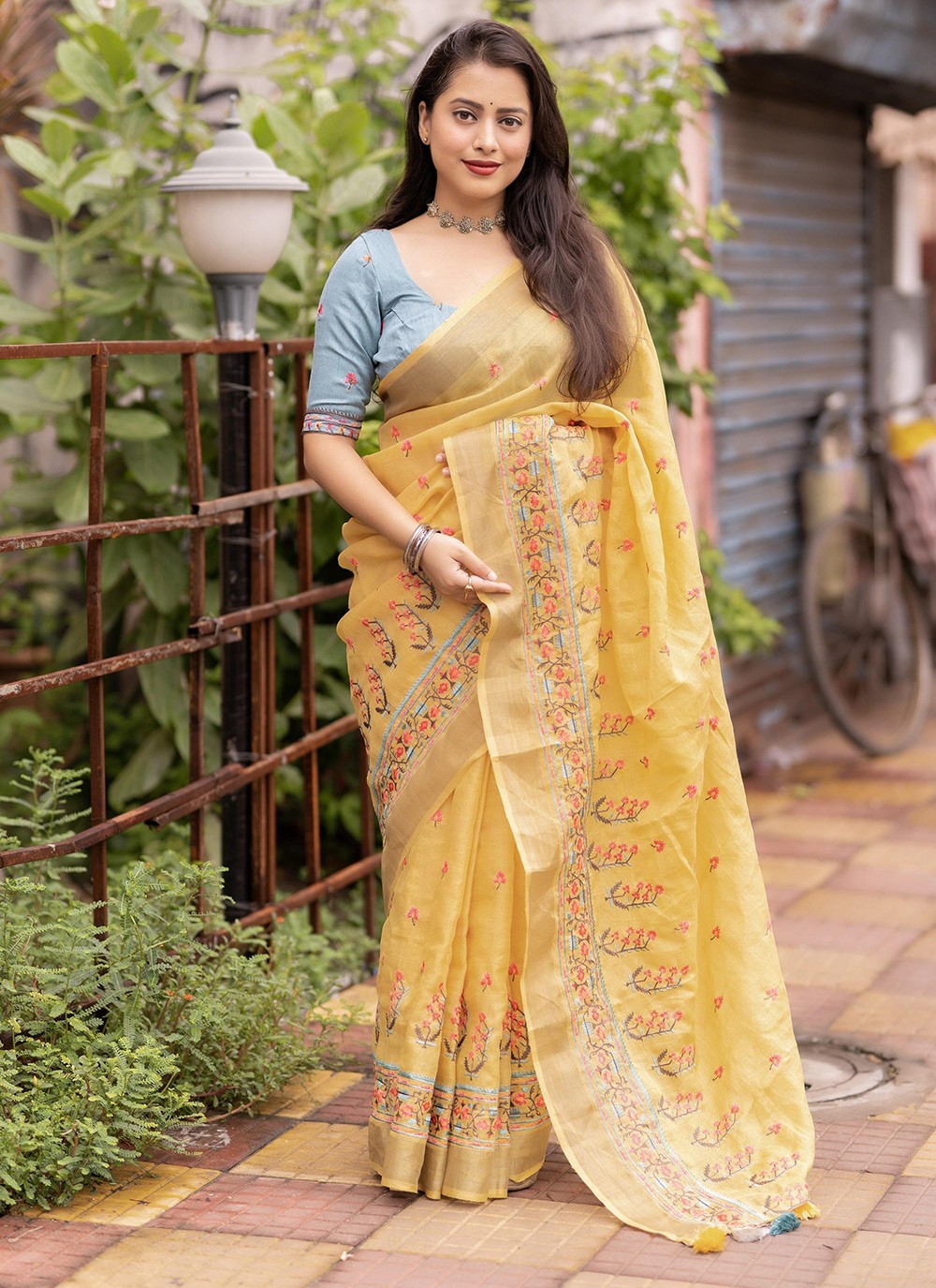 Trendy Embroidered Linen Saree - S5812